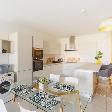 Modern Family 2br With Large Terrace By The Sea By Quicktrips 아파트